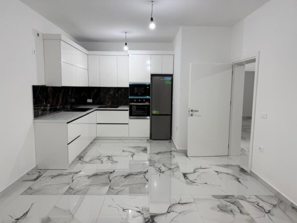 Tirane, jepet me qera apartament 2+1+Ballkon Kati 0, 122 m² 350 € (Rruga 7 nentori)