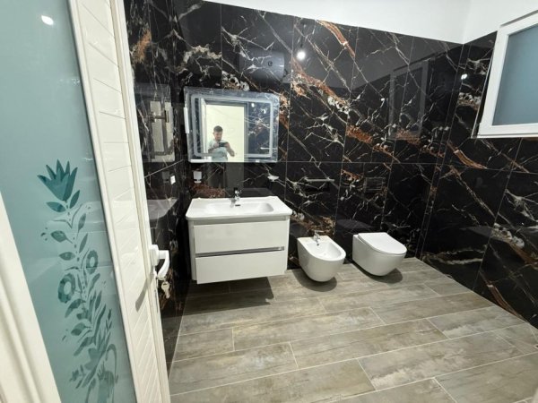 Tirane, jepet me qera apartament 2+1+Ballkon Kati 0, 122 m² 350 € (Rruga 7 nentori)