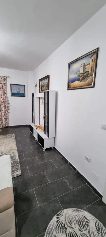 Tirane, jepet me qera apartament 1+1 Kati 2, 60 m² 400 € 