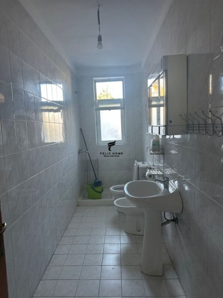 Tirane, jepet me qera apartament 2+1 , 100 m² 650 € (VASIL SHANTO)