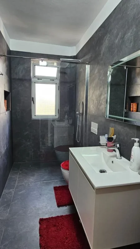 Tirane, jepet me qera apartament 2+1 Kati 5, 90 m² 500 € (brryli)