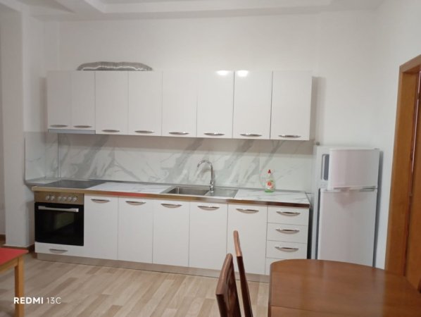 Tirane, jepet me qera apartament 2+1 Kati 3, 95 m² 400 € (FRESKU)