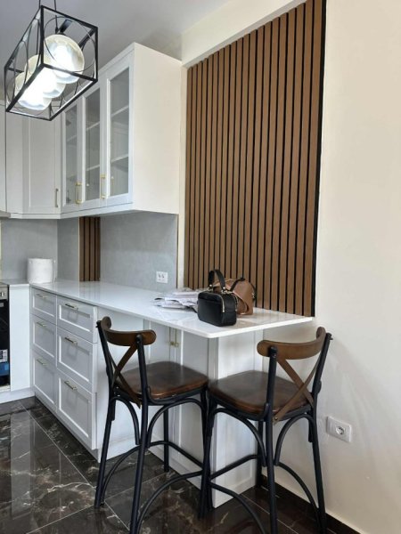 Tirane, jepet me qera apartament 1+1 , 76 m² 700 € (Përballë Colosseut)