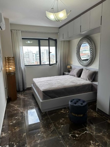 Tirane, jepet me qera apartament 1+1 , 76 m² 700 € (Përballë Colosseut)