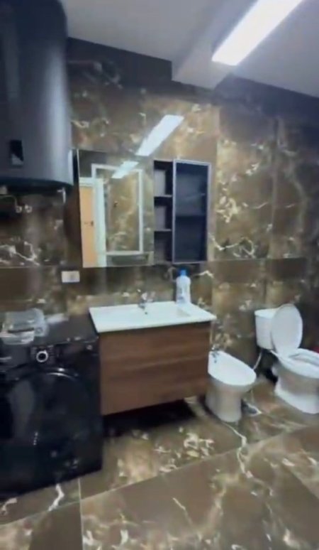 Tirane, jepet me qera apartament 1+1 , 76 m² 700 € (Përballë Colosseut)