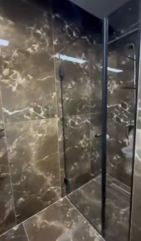 Tirane, jepet me qera apartament 1+1 , 76 m² 700 € (Përballë Colosseut)