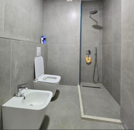 Tirane, jepet me qera apartament 2+1 Kati 8, 115 m² 850 € (Komuna Parisit)
