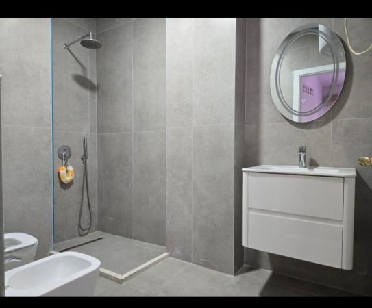 Tirane, jepet me qera apartament 2+1 Kati 8, 115 m² 850 € (Komuna Parisit)