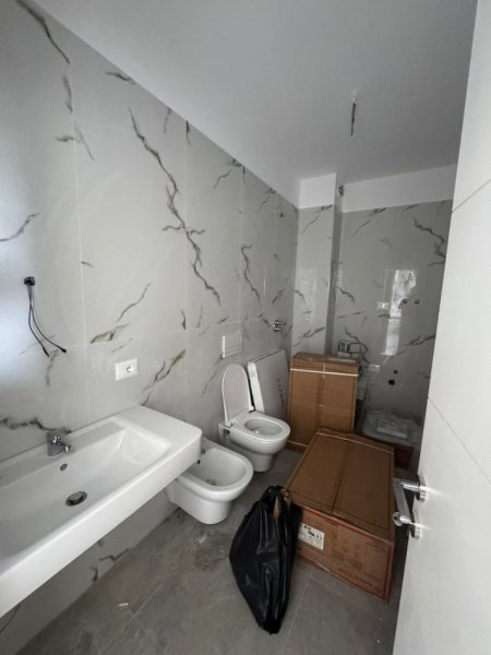 Tirane, jepet me qera apartament 1+1 Kati 4, 450 €