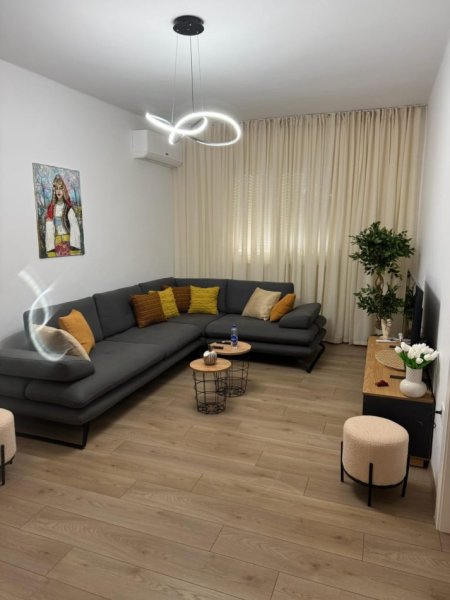 Tirane, jepet me qera apartament 2+1 Kati 2, 95 m² 900 € (Prane Kafe Flora, Rruga Durresit, Tirane.)