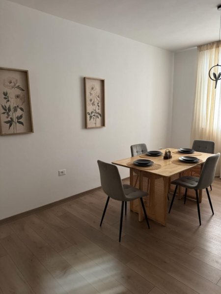 Tirane, jepet me qera apartament 2+1 Kati 2, 95 m² 900 € (Prane Kafe Flora, Rruga Durresit, Tirane.)