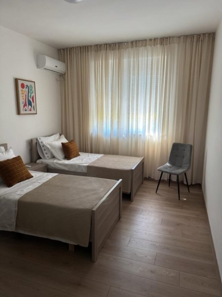 Tirane, jepet me qera apartament 2+1 Kati 2, 95 m² 900 € (Prane Kafe Flora, Rruga Durresit, Tirane.)