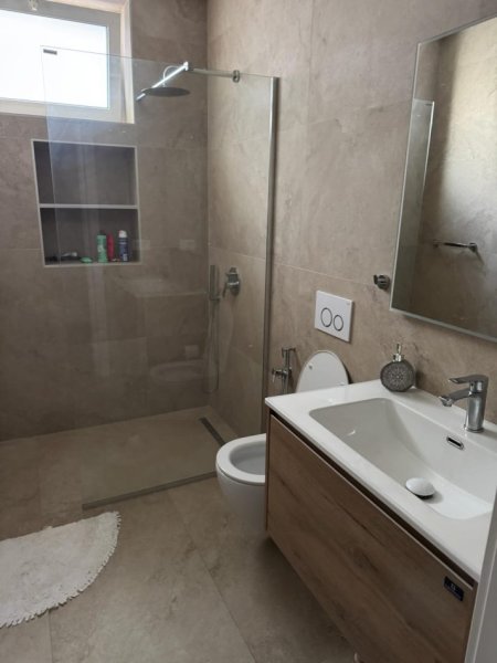 Tirane, jepet me qera apartament 2+1 Kati 2, 95 m² 900 € (Prane Kafe Flora, Rruga Durresit, Tirane.)