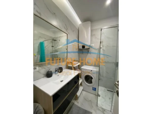 Tirane, jepet me qera apartament 1+1+Ballkon Kati 4, 65 m² 700 € (Rruga Frederik Shiroka)