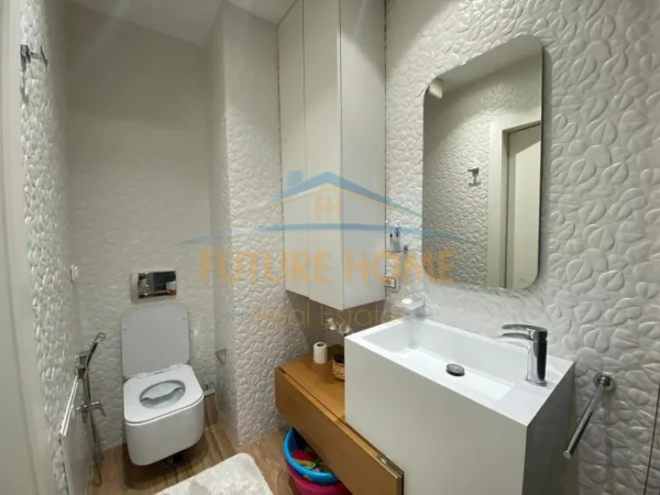 Tirane, jepet me qera apartament 2+1+Ballkon+Post Parkimi Kati 4, 119 m² 1.600 € (Rruga Myslym Shyri)