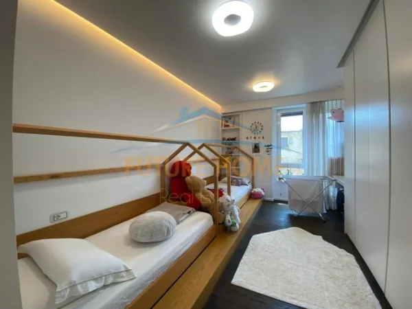 Tirane, jepet me qera apartament 2+1+Ballkon+Post Parkimi Kati 4, 119 m² 1.600 € (Rruga Myslym Shyri)