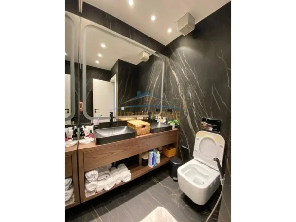 Tirane, jepet me qera apartament 2+1+Ballkon+Post Parkimi Kati 4, 119 m² 1.600 € (Rruga Myslym Shyri)
