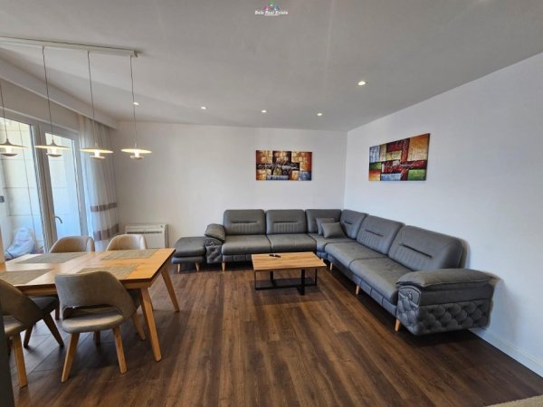 Tirane, jepet me qera apartament 2+1+Ballkon Kati 7, 100 m² 1.000 € (MINE PEZA)