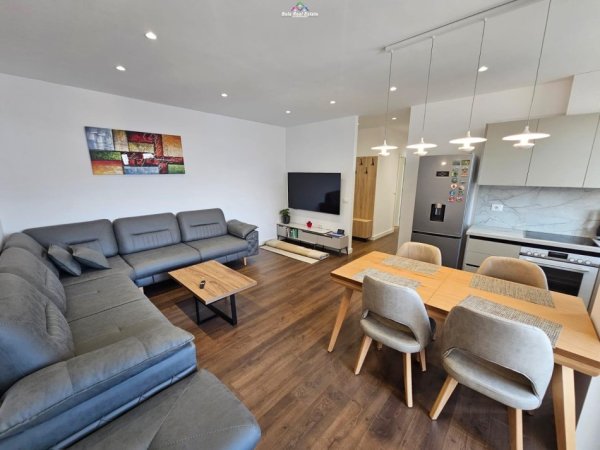 Tirane, jepet me qera apartament 2+1+Ballkon Kati 7, 100 m² 1.000 € (MINE PEZA)