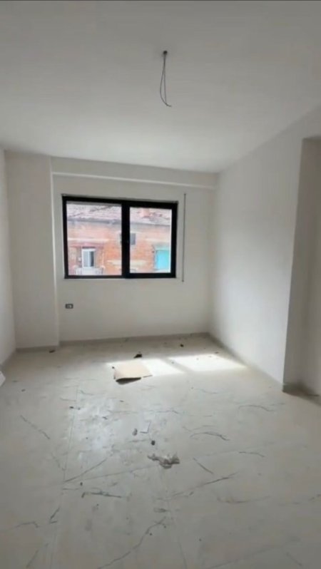 Tirane, jepet me qera apartament 3+1 , 145 m² 1.000 € (Përballë Hotel Colosseum)