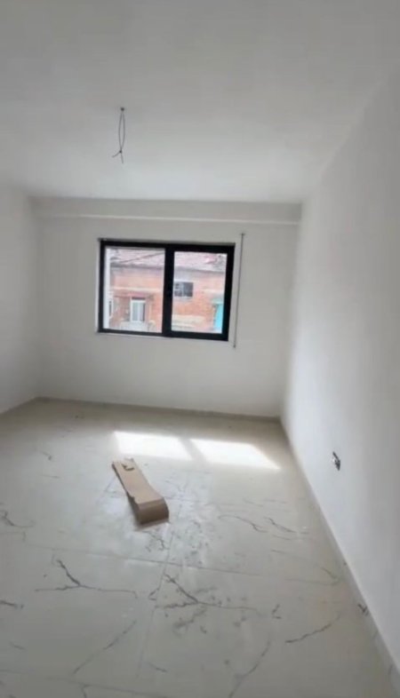 Tirane, jepet me qera apartament 3+1 , 145 m² 1.000 € (Përballë Hotel Colosseum)