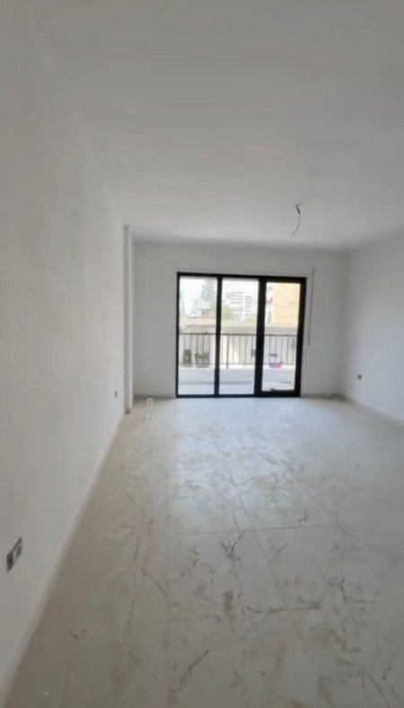 Tirane, jepet me qera apartament 3+1 , 145 m² 1.000 € (Përballë Hotel Colosseum)