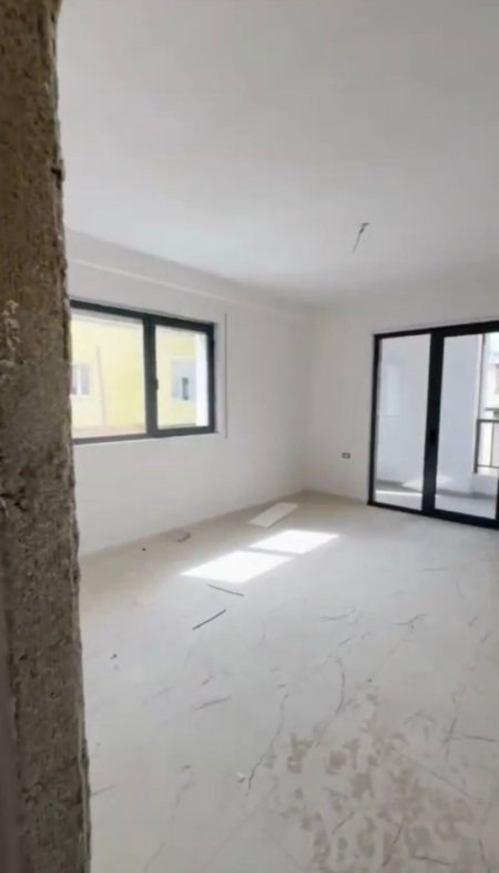 Tirane, jepet me qera apartament 3+1 , 145 m² 1.000 € (Përballë Hotel Colosseum)