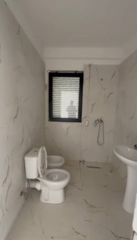 Tirane, jepet me qera apartament 3+1 , 145 m² 1.000 € (Përballë Hotel Colosseum)