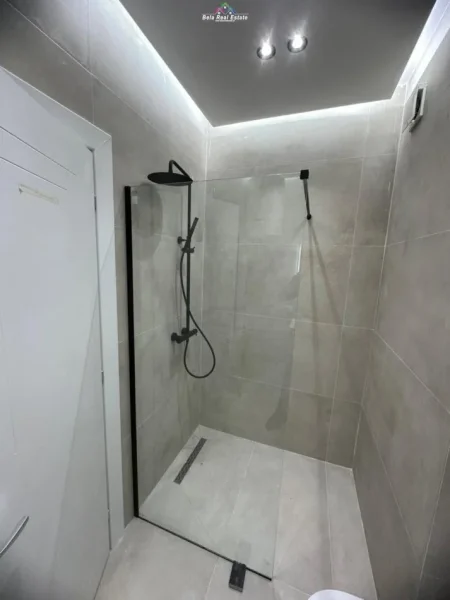 Tirane, jepet me qera zyre Kati 6, 128 m² 1.100 € (Nexho Konomi)