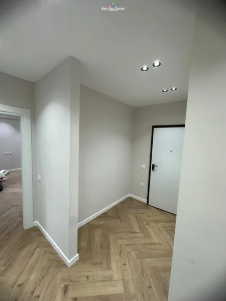 Tirane, jepet me qera zyre Kati 6, 128 m² 1.100 € (Nexho Konomi)