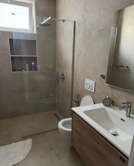 Tirane, jepet me qera apartament 2+1 Kati 2, 90 m² 950 € (Rruga Durresit)