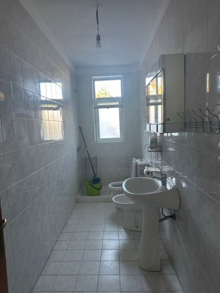Tirane, jepet me qera 2+1 Kati 2, 100 m² 650 € (VASIL SHANTO)