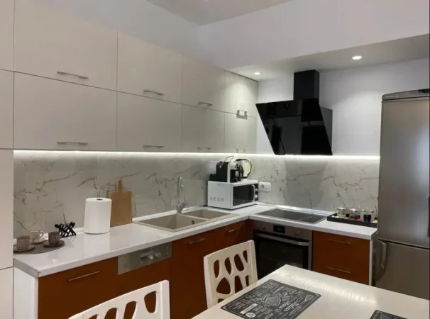 Tirane, jepet me qera apartament 2+1 Kati 3, 80 m² 800 € (rruga kosovareve)