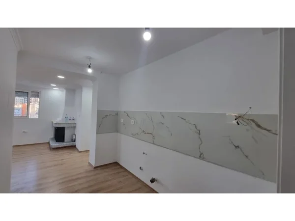 Tirane, shitet apartament 2+1+Ballkon Kati 6, 72 m² 162.000 € (Stadiumi Dinamo)