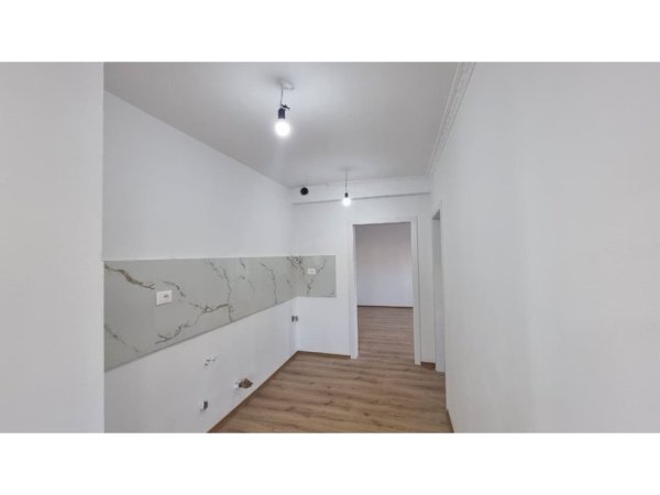 Tirane, shitet apartament 2+1+Ballkon Kati 6, 72 m² 162.000 € (Stadiumi Dinamo)