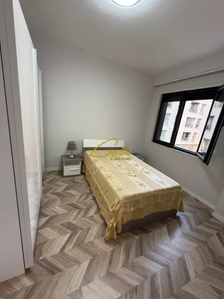 Tirane, jepet me qera apartament 3+1 Kati 3, 125 m² 900 € (PAZARI I RI)