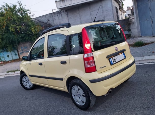 Vlore, shes makine Fiat Panda Automat 2009 1.2 Ben,in/Gas(Fabrike) Benzin+Gaz, e verdhë automatik Kondicioner 162.056 km 4.200 €