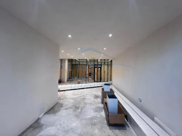 Tirane, jepet me qera ambjent biznesi Kati 0, 130 m² 2.000 € 