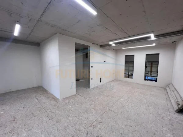 Tirane, jepet me qera ambjent biznesi Kati 0, 130 m² 2.000 € 