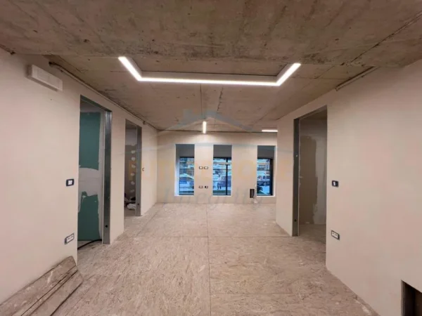 Tirane, jepet me qera ambjent biznesi Kati 0, 130 m² 2.000 € 