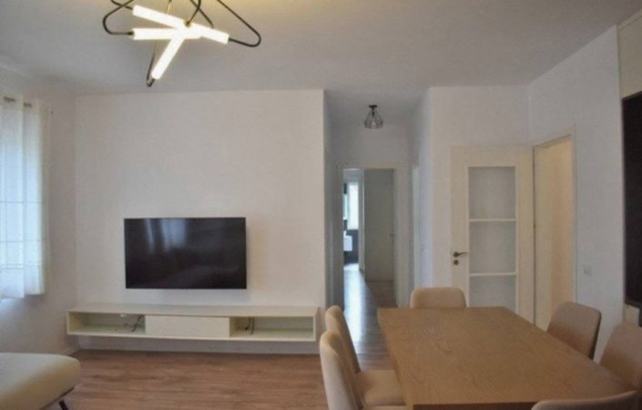 Tirane, shitet apartament 3+1 Kati 4, 131 m² 141.000 € (FRESKU)