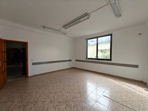 Tirane, jepet me qera ambjent biznesi Kati 0, 196 m² 3.799 € (Xhamlliku) MLS # 530581008-44