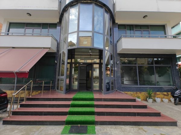 Tirane, jepet me qera ambjent biznesi Kati 0, 196 m² 3.799 € (Xhamlliku) MLS # 530581008-44