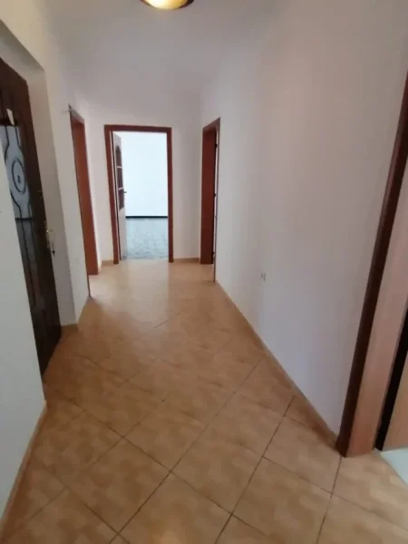 Tirane, jepet me qera apartament 3+1 Kati 6, 126 m² 500 € (rruga kavajes)