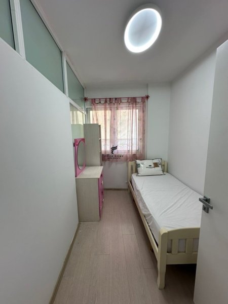 Tirane, jepet me qera apartament 3+1 Kati 4, 97 m² 700 € (PAZARI I RI)