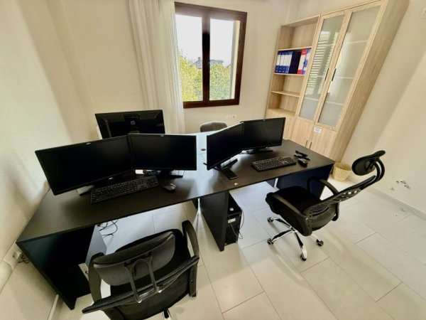 Tirane, jepet me qera zyre Kati 1, 150 m² 649 € (Rruga Fuat Toptani, Ali Demi, Qyteti Studenti)