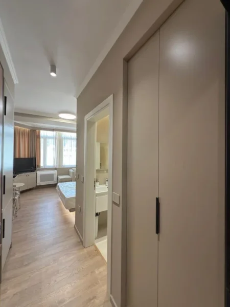 Tirane, shitet garsonier Kati 8, (Komuna e Parisit, prane Kompleksit Olimpik)