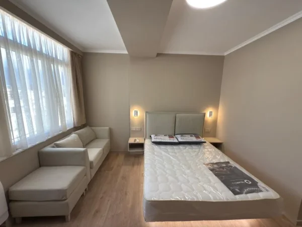 Tirane, shitet garsonier Kati 8, (Komuna e Parisit, prane Kompleksit Olimpik)