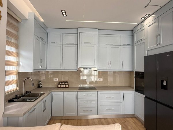 Tirane, jepet me qera apartament 2+1+Ballkon Kati 9, 115 m² (Ish Fusha e Aviacionit)