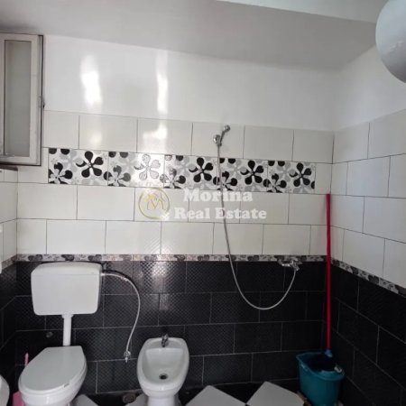 Tirane, jepet me qera shtepi 2+1+Ballkon Kati 2, 100 m² 400 € (Rruha Halit Bega)